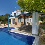 Julipapas Gardens Apartment