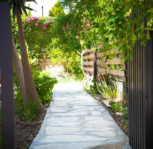 Julipapas Gardens Apartment